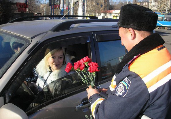 Автоинспекторы подарят цветы